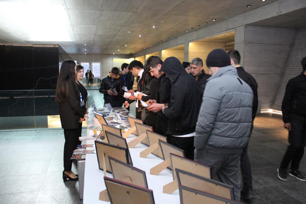 Despite the cold weather, employees of various organizations and institutions visit the Memorial Complex on March 31 Genocide Day of Azerbaijanis.
