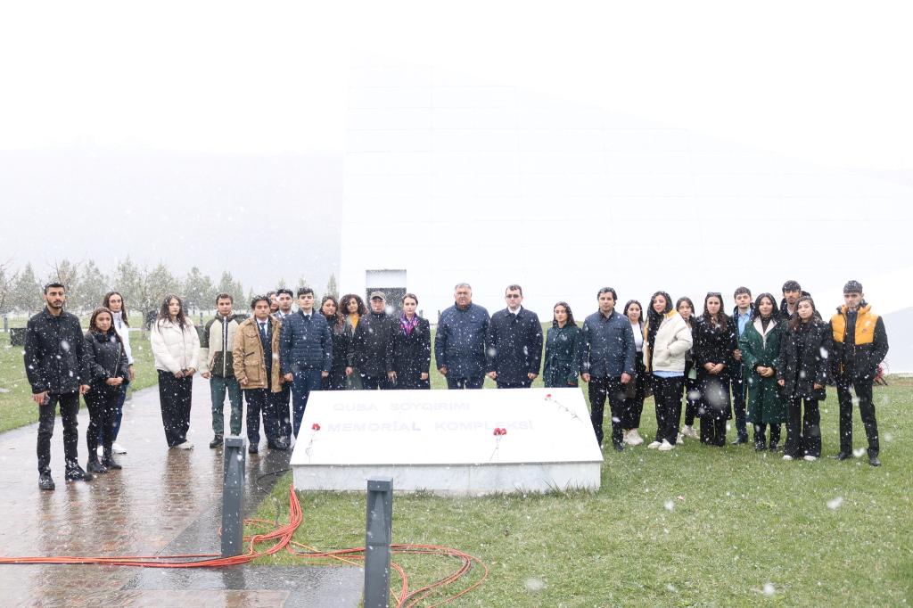 Despite the cold weather, employees of various organizations and institutions visit the Memorial Complex on March 31 Genocide Day of Azerbaijanis.