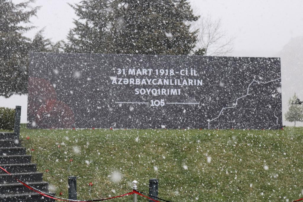 Despite the cold weather, employees of various organizations and institutions visit the Memorial Complex on March 31 Genocide Day of Azerbaijanis.