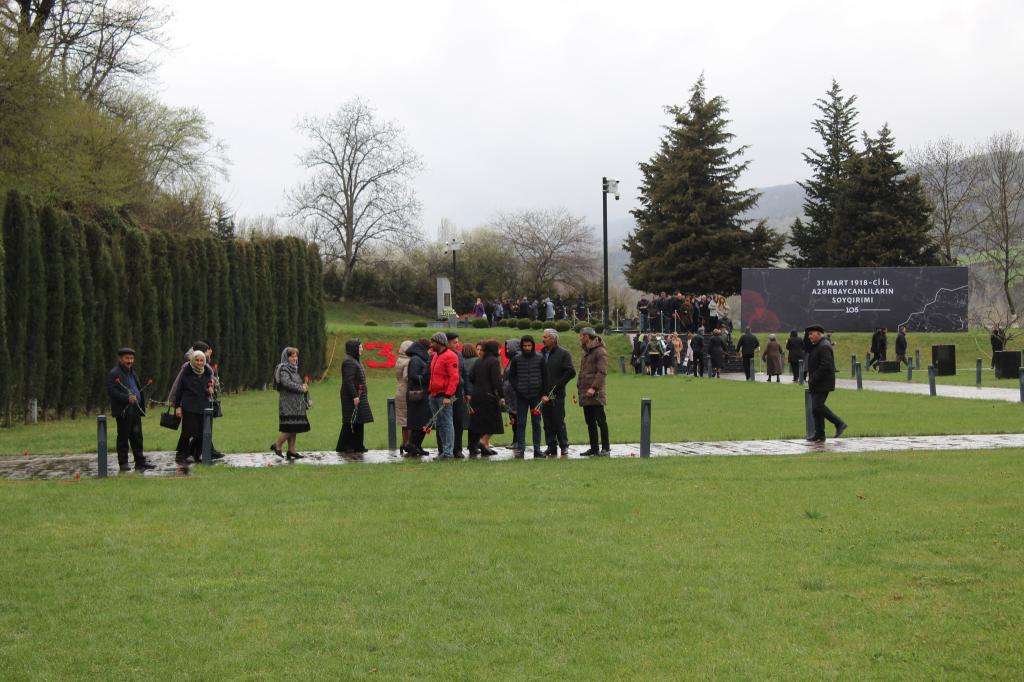 Despite the cold weather, employees of various organizations and institutions visit the Memorial Complex on March 31 Genocide Day of Azerbaijanis.