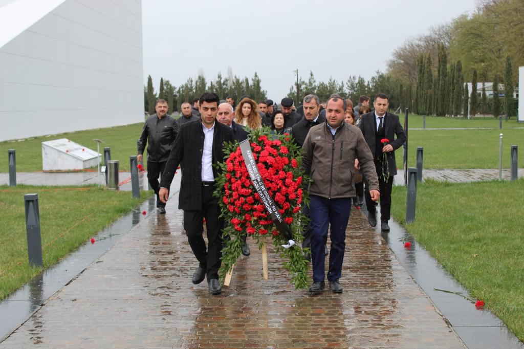 Despite the cold weather, employees of various organizations and institutions visit the Memorial Complex on March 31 Genocide Day of Azerbaijanis.