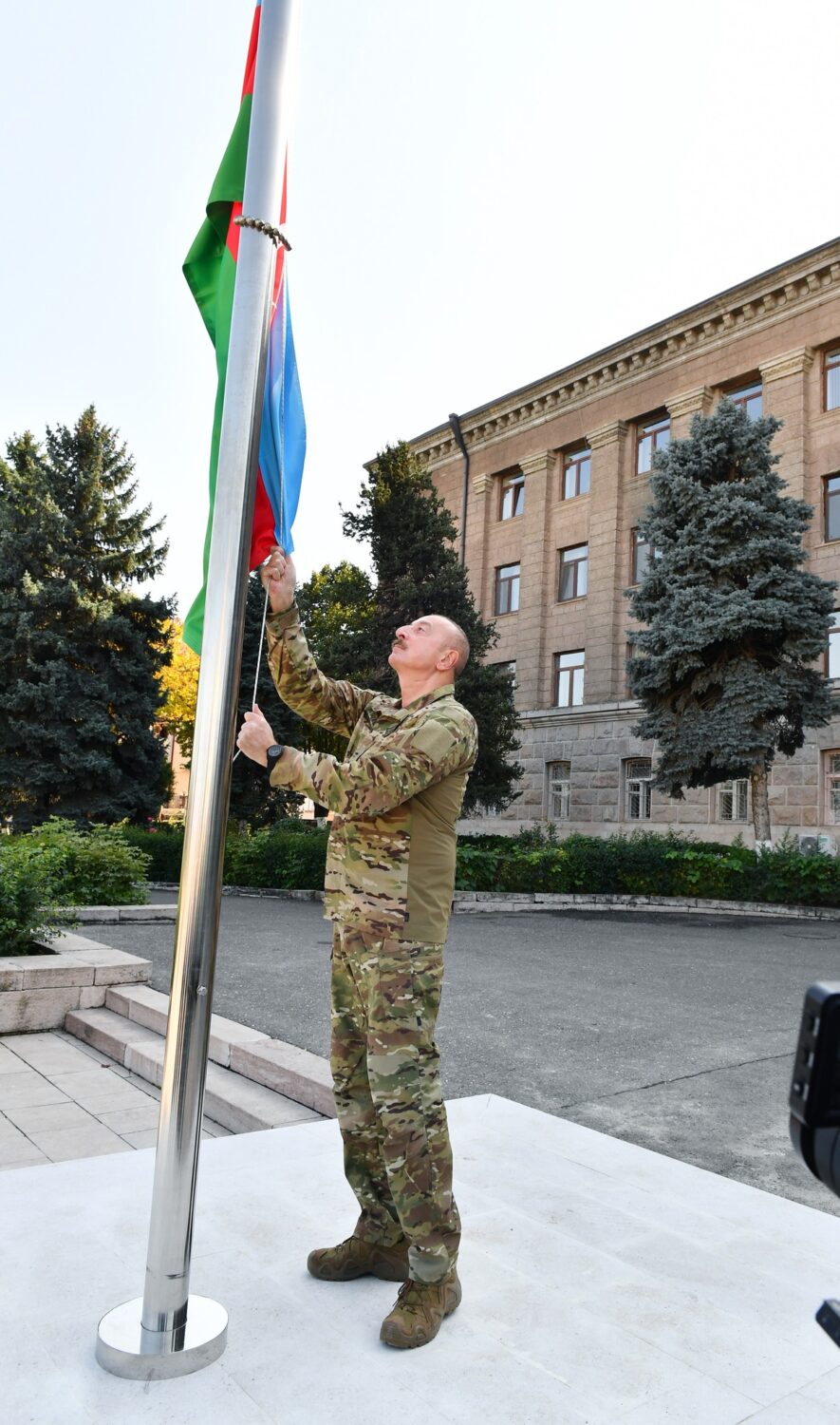 Ильхам Алиев поднял Государственный флаг Азербайджанской Республики в городе Ханкенди