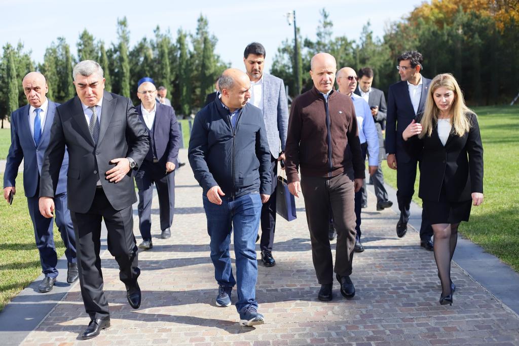 Azərbaycan Respublikasının təhsil naziri cənab Emin Əmrullayev, Türkiyənin Ali Təhsil Şurasının rəhbəri cənab Erol Özvar, Quba Rayon İcra Hakimiyyətinin başçısı cənab İlqar Mahmudov  və digər rəsmi şəxslər Quba şəhərində “Soyqırımı Memorial Kompleksi”ni  ziyarət etmişlər.