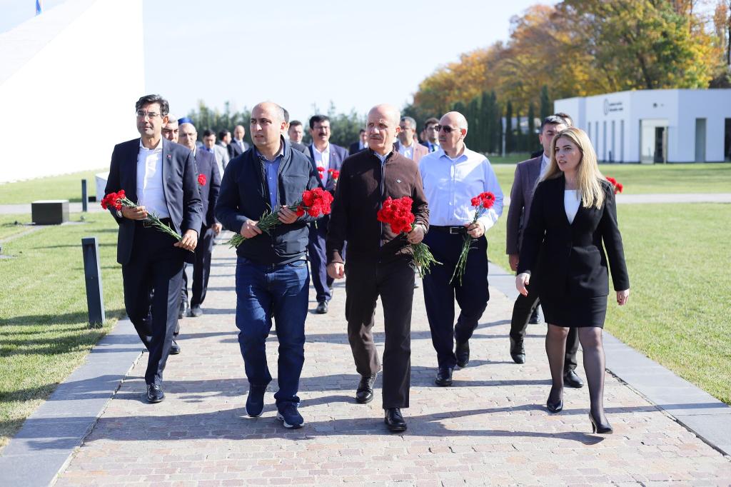 Azərbaycan Respublikasının təhsil naziri cənab Emin Əmrullayev, Türkiyənin Ali Təhsil Şurasının rəhbəri cənab Erol Özvar, Quba Rayon İcra Hakimiyyətinin başçısı cənab İlqar Mahmudov  və digər rəsmi şəxslər Quba şəhərində “Soyqırımı Memorial Kompleksi”ni  ziyarət etmişlər.