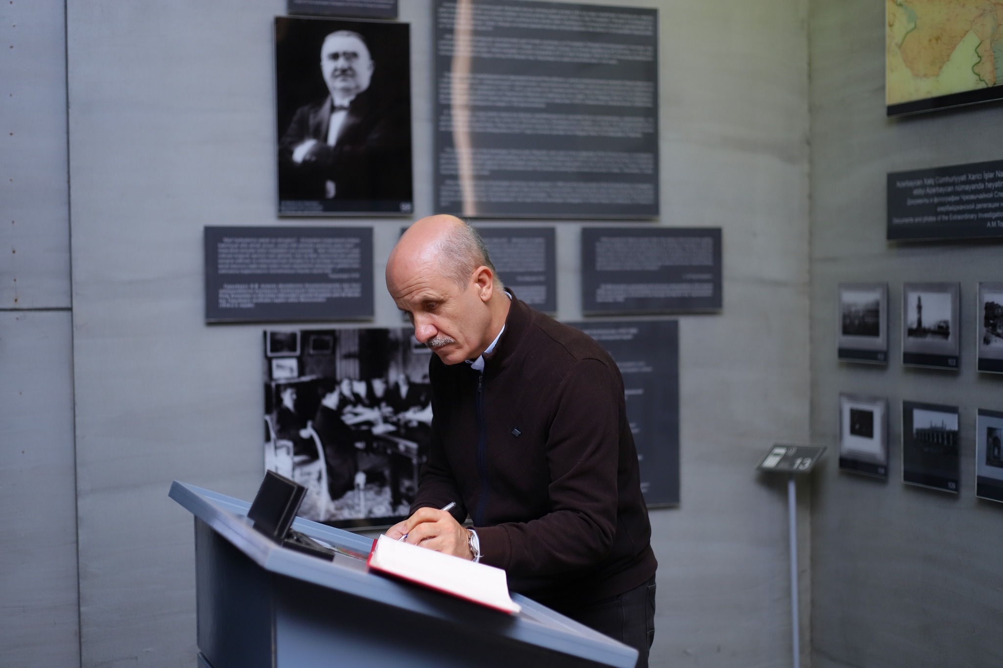 Azərbaycan Respublikasının təhsil naziri cənab Emin Əmrullayev, Türkiyənin Ali Təhsil Şurasının rəhbəri cənab Erol Özvar, Quba Rayon İcra Hakimiyyətinin başçısı cənab İlqar Mahmudov  və digər rəsmi şəxslər Quba şəhərində “Soyqırımı Memorial Kompleksi”ni  ziyarət etmişlər.
