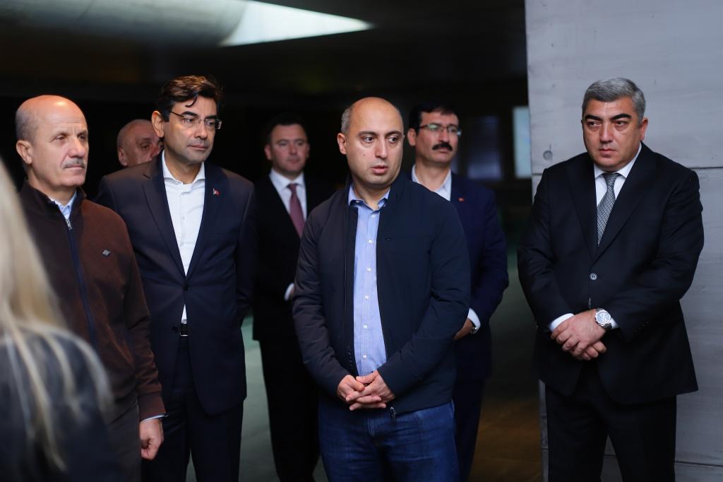 Azərbaycan Respublikasının təhsil naziri cənab Emin Əmrullayev, Türkiyənin Ali Təhsil Şurasının rəhbəri cənab Erol Özvar, Quba Rayon İcra Hakimiyyətinin başçısı cənab İlqar Mahmudov  və digər rəsmi şəxslər Quba şəhərində “Soyqırımı Memorial Kompleksi”ni  ziyarət etmişlər.