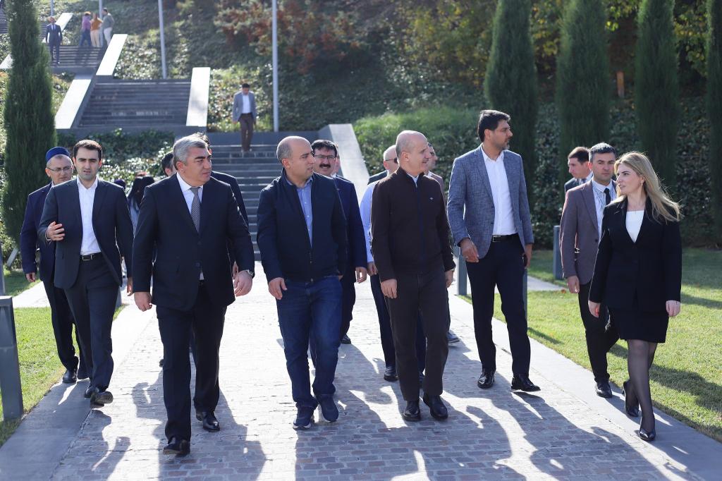 Azərbaycan Respublikasının təhsil naziri cənab Emin Əmrullayev, Türkiyənin Ali Təhsil Şurasının rəhbəri cənab Erol Özvar, Quba Rayon İcra Hakimiyyətinin başçısı cənab İlqar Mahmudov  və digər rəsmi şəxslər Quba şəhərində “Soyqırımı Memorial Kompleksi”ni  ziyarət etmişlər.