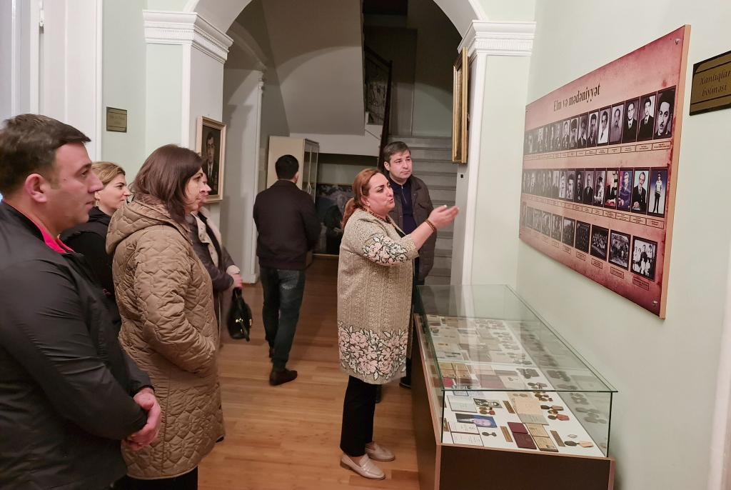 Quba şəhərində “Soyqırımı Memorial Kompleksi”nin kollektivi Lənkəran Tarix-Diyarşünaslıq Muzeyini ziyarət etmişlər. Kompleks əməkdaşlarını Mədəniyyət naziri cənab Adil Kərimlinin müvafiq sərəncamı ilə muzeyə yeni təyin olunmuş direktor tarix üzrə fəlsəfə doktoru Leyla xanım Məcidova qarşılamışdır.