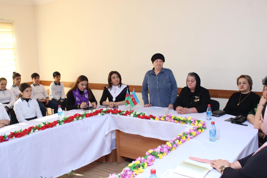 Quba rayonu Qaraçay qəsəbə tam orta məktəbində şəhid anaları və rayonun fəal xanımlarının iştirakı ilə yuxarı sinif şagirdləri üçün təşkil olunmuş maarifləndirici tədbirdə Quba şəhərində “Soyqırımı Memorial Kompleksi”nin direktoru Rəxşəndə Bayramova azərbaycanlıların soyqırımının 106-cı ildönümü ərəfəsində “Azərbaycan tarixi həqiqətlərinin öyrənilməsində  gənclərin rolu” mövzusunda məruzə ilə  çıxış etmişdir. Tədbirdə 50-dək şagird iştirak etmişdir.