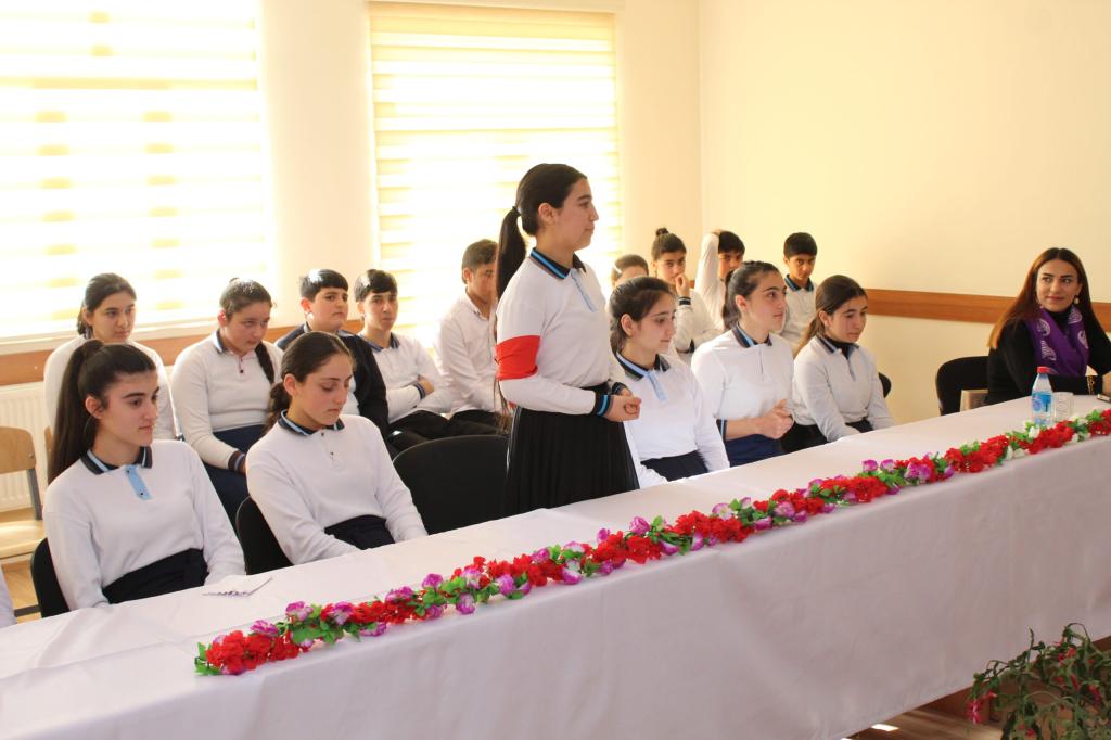 Quba rayonu Qaraçay qəsəbə tam orta məktəbində şəhid anaları və rayonun fəal xanımlarının iştirakı ilə yuxarı sinif şagirdləri üçün təşkil olunmuş maarifləndirici tədbirdə Quba şəhərində “Soyqırımı Memorial Kompleksi”nin direktoru Rəxşəndə Bayramova azərbaycanlıların soyqırımının 106-cı ildönümü ərəfəsində “Azərbaycan tarixi həqiqətlərinin öyrənilməsində  gənclərin rolu” mövzusunda məruzə ilə  çıxış etmişdir. Tədbirdə 50-dək şagird iştirak etmişdir.