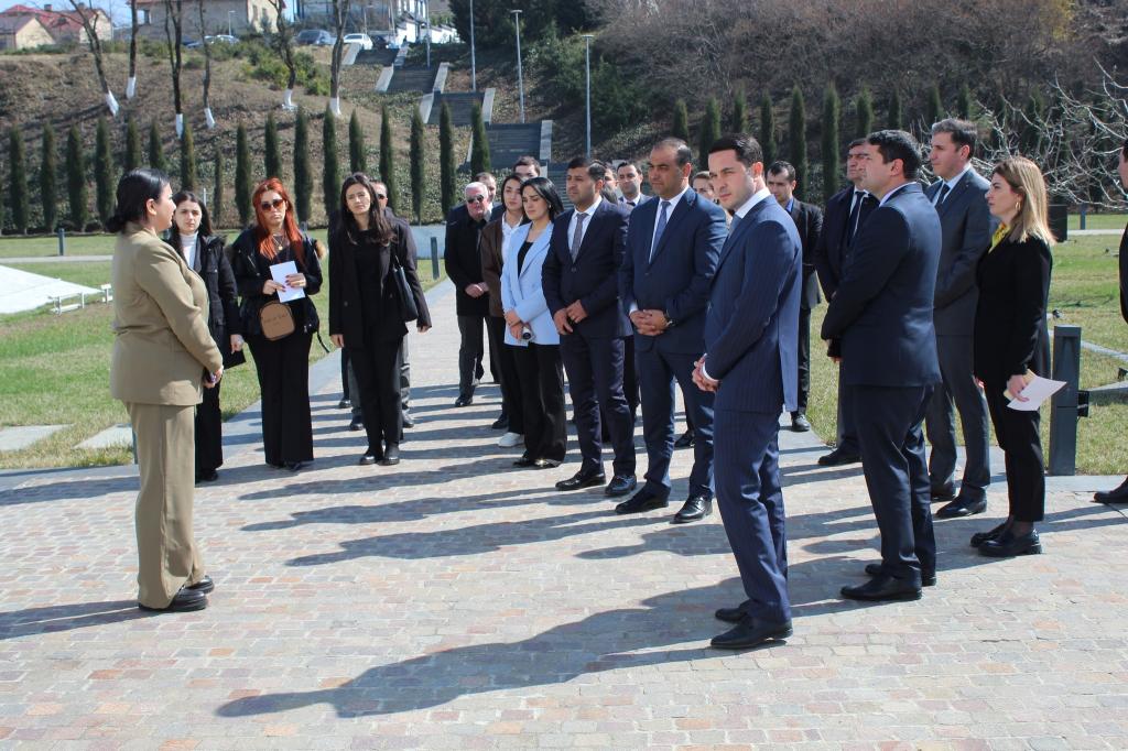 بمناسبة اليوم الوطني لإبادة الجماعية الأذربيجانيين في 31 مارس، زار مدير إدارة التعليم الإقليمية في قوبا - خاشماز، جوشقون علييف، وفريقه، "المجمع التذكاري للإبادة الجماعية" في مدينة قوبا. تم تقديم معلومات مفصلة حول أحداث الإبادة الجماعية الأذربيجانيين في عام 1918 للزوار أثناء الزيارة.