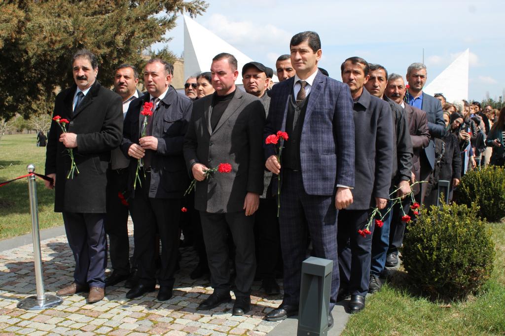 1918-ci il azərbaycanlıların soyqırımının 106-cı ildönümü ilə əlaqədar respublikanın müxtəlif təşkilat və müəssisələrinin əməkdaşları, ümumtəhsil müəssisələrinin müəllim, tələbə və şagirdləri Soyqırımı Memorial Kompleksini ziyarət edir.