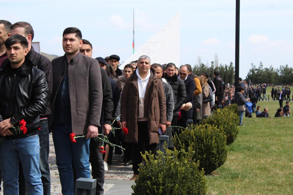 1918-ci il azərbaycanlıların soyqırımının 106-cı ildönümü ilə əlaqədar respublikanın müxtəlif təşkilat və müəssisələrinin əməkdaşları, ümumtəhsil müəssisələrinin müəllim, tələbə və şagirdləri Soyqırımı Memorial Kompleksini ziyarət edir.
