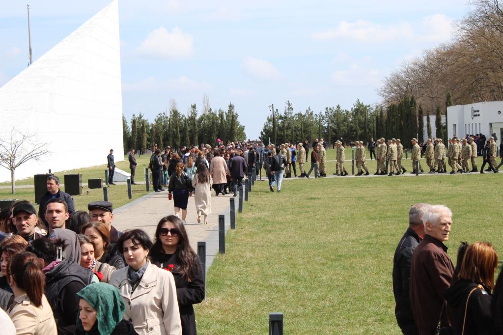 1918-ci il azərbaycanlıların soyqırımının 106-cı ildönümü ilə əlaqədar respublikanın müxtəlif təşkilat və müəssisələrinin əməkdaşları, ümumtəhsil müəssisələrinin müəllim, tələbə və şagirdləri Soyqırımı Memorial Kompleksini ziyarət edir.