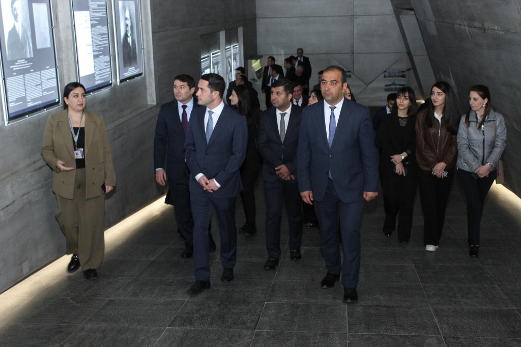بمناسبة اليوم الوطني لإبادة الجماعية الأذربيجانيين في 31 مارس، زار مدير إدارة التعليم الإقليمية في قوبا - خاشماز، جوشقون علييف، وفريقه، "المجمع التذكاري للإبادة الجماعية" في مدينة قوبا. تم تقديم معلومات مفصلة حول أحداث الإبادة الجماعية الأذربيجانيين في عام 1918 للزوار أثناء الزيارة.