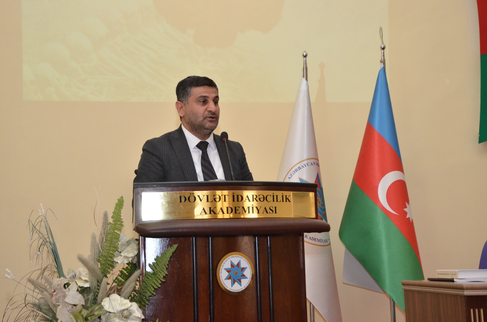"بمناسبة الذكرى ل 106 للإبادة الجماعية التي ارتُكبت ضد الأذربيجانيين في عام 1918، تم عقد فعالية في أكاديمية الإدارة الحكومية الأذربيجانية. نظمت الفعالية بالتعاون مع قسم التاريخ في الأكاديمية، وشارك فيها أساتذة ومحاضرون وعلماء، بالإضافة إلى موظفي "مجمع تذكار الإبادة الجماعية" في مدينة قوبا.
