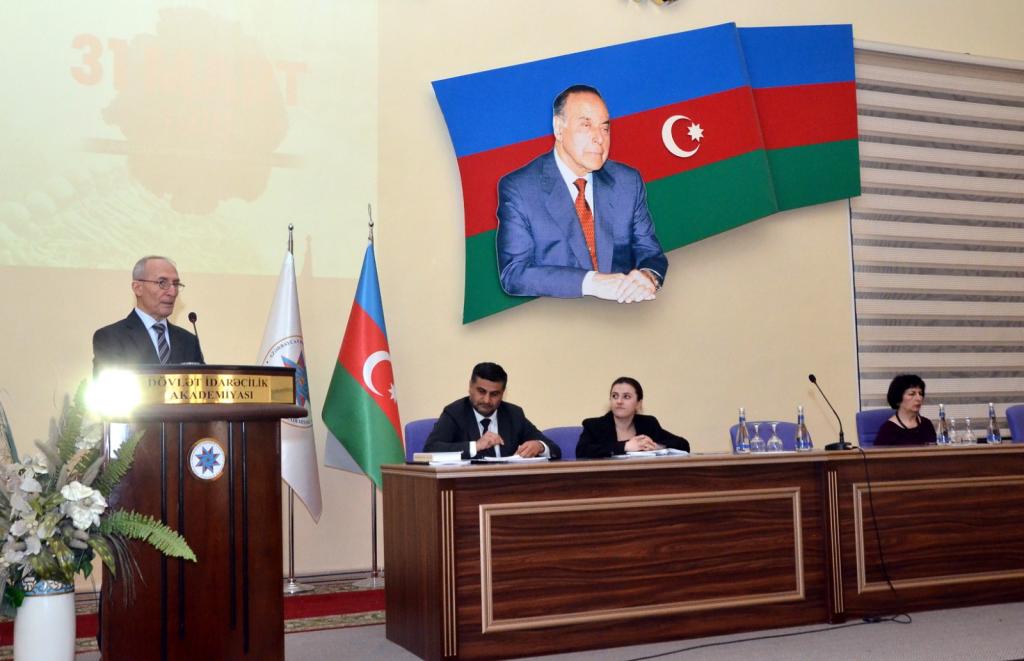 "بمناسبة الذكرى ل 106 للإبادة الجماعية التي ارتُكبت ضد الأذربيجانيين في عام 1918، تم عقد فعالية في أكاديمية الإدارة الحكومية الأذربيجانية. نظمت الفعالية بالتعاون مع قسم التاريخ في الأكاديمية، وشارك فيها أساتذة ومحاضرون وعلماء، بالإضافة إلى موظفي "مجمع تذكار الإبادة الجماعية" في مدينة قوبا.