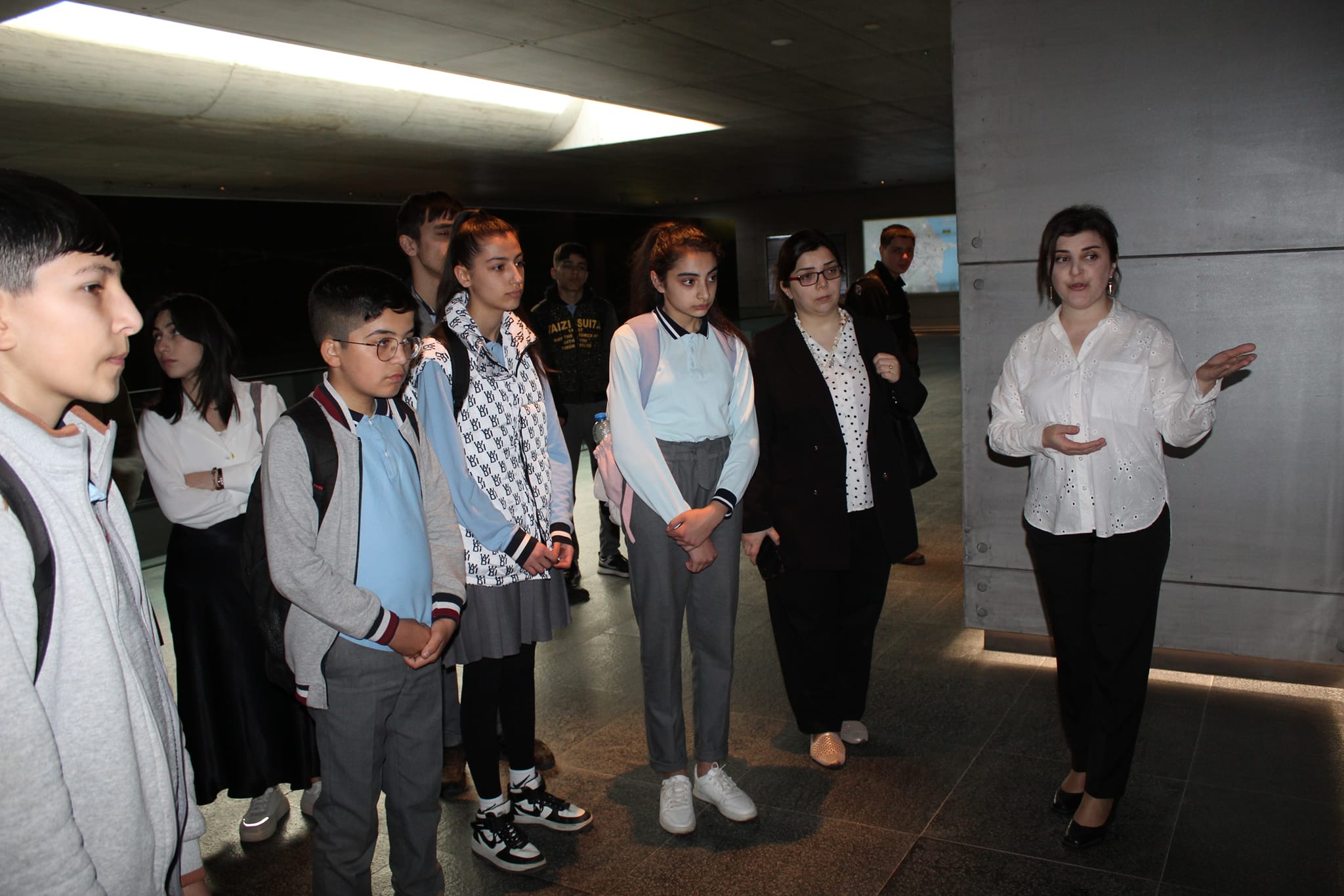 18 Aprel Beynəlxalq Abidələr və Tarixi Yerlər Günü ilə əlaqədar Kompleksə ziyarətçi axını davam etməkdədir. Gələn ziyarətçilərə soyqırımı hadisələri ilə yanaşı, əlamətdar gün münasibətilə Kompleks tərəfindən hazırlanmış kitab və bukletlərdən ibarət sərgi də təqdim olunmuşdur.