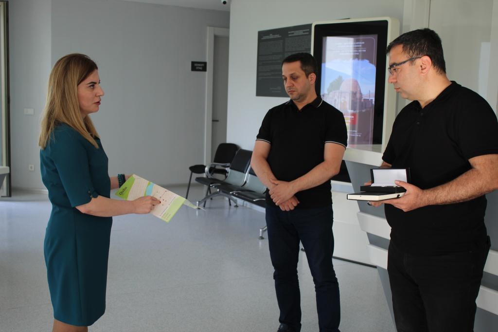 Aysu Bulbulzadeh, an employee of the Complex, shared insights into the activities of the Complex and showcased the Genocide Museum to participants during a webinar co-hosted by the Eskişehir Association of Azerbaijanis in Turkey and the "Genocide Memorial Complex" in Guba. Javid Aydın, the head of the Eskişehir Association of Azerbaijanis, personally visited the Genocide Memorial Complex during his trip to Guba and honored Aysu Bulbulzade with a letter of appreciation for her contributions.