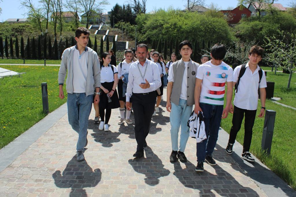 18 Aprel Beynəlxalq Abidələr və Tarixi Yerlər Günü ilə əlaqədar Kompleksə ziyarətçi axını davam etməkdədir. Gələn ziyarətçilərə soyqırımı hadisələri ilə yanaşı, əlamətdar gün münasibətilə Kompleks tərəfindən hazırlanmış kitab və bukletlərdən ibarət sərgi də təqdim olunmuşdur.