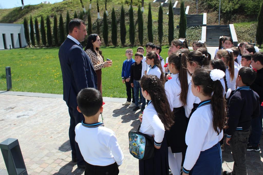 18 Aprel Beynəlxalq Abidələr və Tarixi Yerlər Günü ilə əlaqədar Kompleksə ziyarətçi axını davam etməkdədir. Gələn ziyarətçilərə soyqırımı hadisələri ilə yanaşı, əlamətdar gün münasibətilə Kompleks tərəfindən hazırlanmış kitab və bukletlərdən ibarət sərgi də təqdim olunmuşdur.