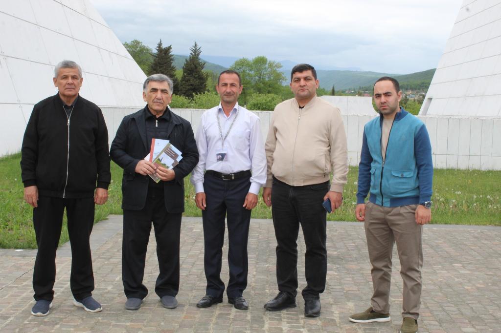 Özbəkistanın Nizami adına Daşkənd Dövlət Pedaqoji Universitetinin rektoru Abduqappor Qırğızbəyov, Özbəkistan- Azərbaycan dostluq cəmiyyətinin icraçı direktoru Erkin Nuriddinov, Özbəkistandakı Heydər Əliyev adına Azərbaycan Mədəniyyət Mərkəzinin nümayəndəsi Vüqar Mirzəyev və Azərbaycan Dövlət Pedaqoji Universitetinin Quba Filialının direktoru Yusif Alıyev Quba şəhərində “Soyqırımı Memorial Kompleksi”ni ziyarət ediblər.