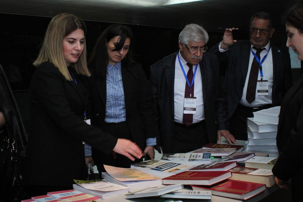 بالتعاون بين كلية التاريخ بجامعة باكو الحكومية و "مجمع النصب التذكاري للإبادة الجماعية" في مدينة قوبا، عُقد مؤتمر علمي و عملي جمهوري بمناسبة يوم الجمهورية في 28 مايو بعنوان "أول جمهورية برلمانية في الشرق الإسلامي في الأبحاث التاريخية".