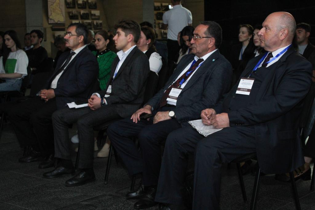 بالتعاون بين كلية التاريخ بجامعة باكو الحكومية و "مجمع النصب التذكاري للإبادة الجماعية" في مدينة قوبا، عُقد مؤتمر علمي و عملي جمهوري بمناسبة يوم الجمهورية في 28 مايو بعنوان "أول جمهورية برلمانية في الشرق الإسلامي في الأبحاث التاريخية".