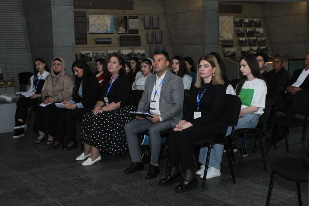 بالتعاون بين كلية التاريخ بجامعة باكو الحكومية و "مجمع النصب التذكاري للإبادة الجماعية" في مدينة قوبا، عُقد مؤتمر علمي و عملي جمهوري بمناسبة يوم الجمهورية في 28 مايو بعنوان "أول جمهورية برلمانية في الشرق الإسلامي في الأبحاث التاريخية".