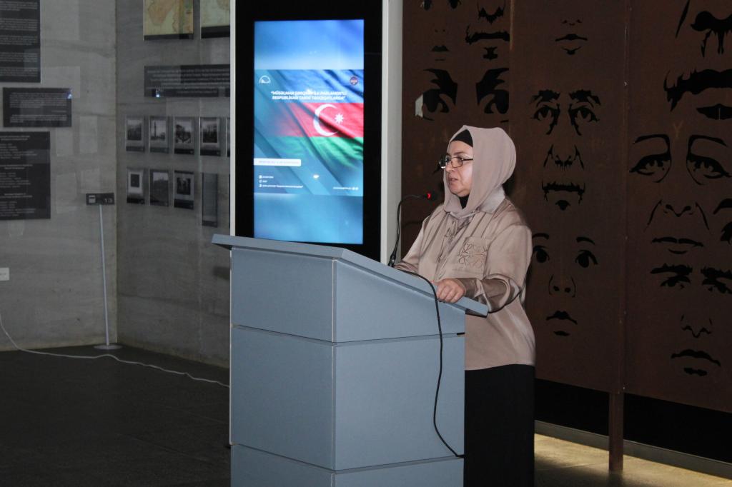 بالتعاون بين كلية التاريخ بجامعة باكو الحكومية و "مجمع النصب التذكاري للإبادة الجماعية" في مدينة قوبا، عُقد مؤتمر علمي و عملي جمهوري بمناسبة يوم الجمهورية في 28 مايو بعنوان "أول جمهورية برلمانية في الشرق الإسلامي في الأبحاث التاريخية".