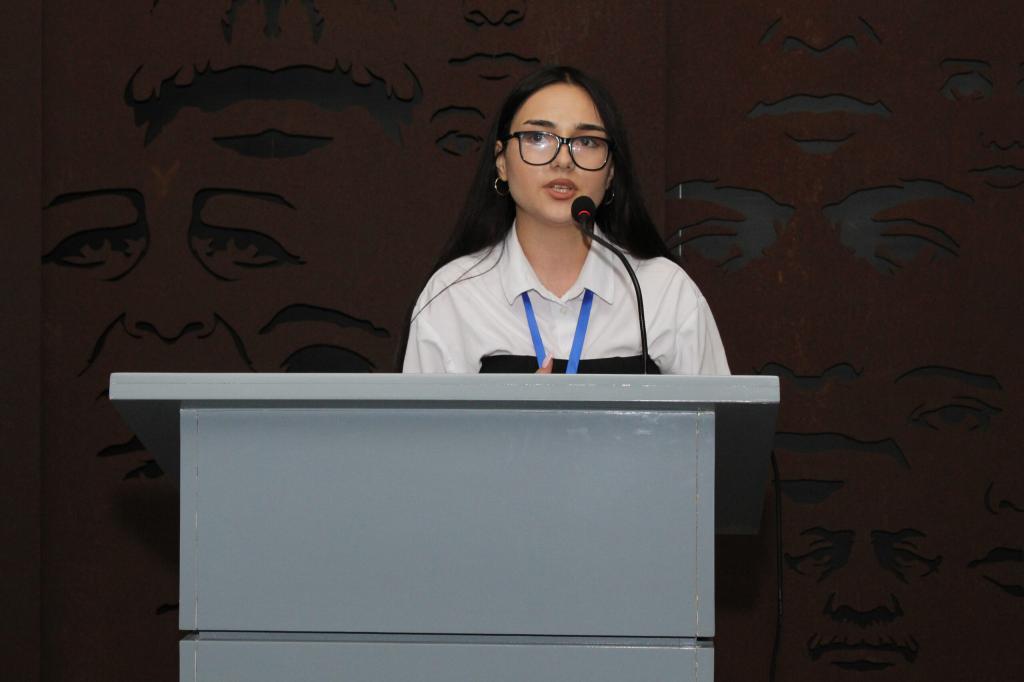 بالتعاون بين كلية التاريخ بجامعة باكو الحكومية و "مجمع النصب التذكاري للإبادة الجماعية" في مدينة قوبا، عُقد مؤتمر علمي و عملي جمهوري بمناسبة يوم الجمهورية في 28 مايو بعنوان "أول جمهورية برلمانية في الشرق الإسلامي في الأبحاث التاريخية".