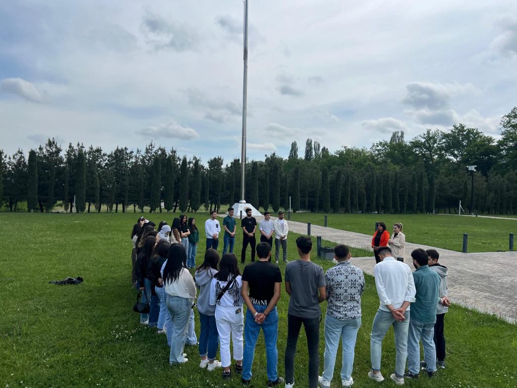 Azərbaycan Dövlət Pedaqoji Universitetinin Tarix və coğrafiya fakültəsi və Xəzər Universitetinin Humanitar və sosial elmlər fakültəsinin tarix və tarix-coğrafiya ixtisasının tələbə-müəllim heyəti baş müəllim, tarix üzrə fəlsəfə doktoru Sevil Bəhrəmovanın rəhbərliyi ilə Ulu öndər Heydər Əliyevin anadan olmasının 101-ci ildönümü ərəfəsində Quba şəhərində “Soyqırımı Memorial Kompleksi”ni ziyarət ediblər.