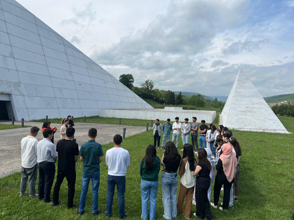 Azərbaycan Dövlət Pedaqoji Universitetinin Tarix və coğrafiya fakültəsi və Xəzər Universitetinin Humanitar və sosial elmlər fakültəsinin tarix və tarix-coğrafiya ixtisasının tələbə-müəllim heyəti baş müəllim, tarix üzrə fəlsəfə doktoru Sevil Bəhrəmovanın rəhbərliyi ilə Ulu öndər Heydər Əliyevin anadan olmasının 101-ci ildönümü ərəfəsində Quba şəhərində “Soyqırımı Memorial Kompleksi”ni ziyarət ediblər.