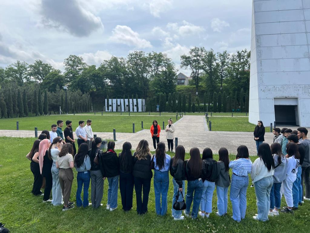 Azərbaycan Dövlət Pedaqoji Universitetinin Tarix və coğrafiya fakültəsi və Xəzər Universitetinin Humanitar və sosial elmlər fakültəsinin tarix və tarix-coğrafiya ixtisasının tələbə-müəllim heyəti baş müəllim, tarix üzrə fəlsəfə doktoru Sevil Bəhrəmovanın rəhbərliyi ilə Ulu öndər Heydər Əliyevin anadan olmasının 101-ci ildönümü ərəfəsində Quba şəhərində “Soyqırımı Memorial Kompleksi”ni ziyarət ediblər.