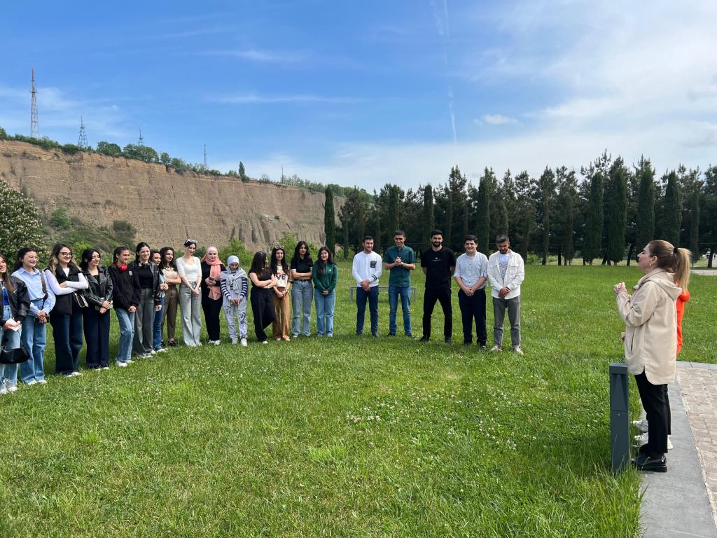 Azərbaycan Dövlət Pedaqoji Universitetinin Tarix və coğrafiya fakültəsi və Xəzər Universitetinin Humanitar və sosial elmlər fakültəsinin tarix və tarix-coğrafiya ixtisasının tələbə-müəllim heyəti baş müəllim, tarix üzrə fəlsəfə doktoru Sevil Bəhrəmovanın rəhbərliyi ilə Ulu öndər Heydər Əliyevin anadan olmasının 101-ci ildönümü ərəfəsində Quba şəhərində “Soyqırımı Memorial Kompleksi”ni ziyarət ediblər.