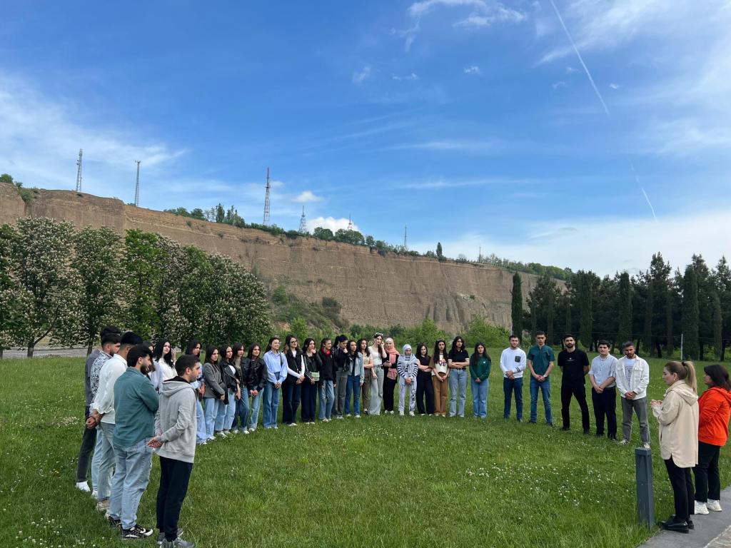 Azərbaycan Dövlət Pedaqoji Universitetinin Tarix və coğrafiya fakültəsi və Xəzər Universitetinin Humanitar və sosial elmlər fakültəsinin tarix və tarix-coğrafiya ixtisasının tələbə-müəllim heyəti baş müəllim, tarix üzrə fəlsəfə doktoru Sevil Bəhrəmovanın rəhbərliyi ilə Ulu öndər Heydər Əliyevin anadan olmasının 101-ci ildönümü ərəfəsində Quba şəhərində “Soyqırımı Memorial Kompleksi”ni ziyarət ediblər.