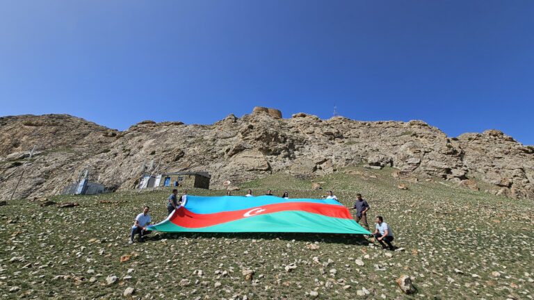 On May 10, in commemoration of the 101st anniversary of the birth of national leader Heydar Aliyev, a group of employees from the "Genocide Memorial Complex" in Guba city visited Sohub village in Guba district. During their visit, the employees raised the flag of Azerbaijan in front of the Sohubbgala monument, situated at an elevation of 1700 meters.
