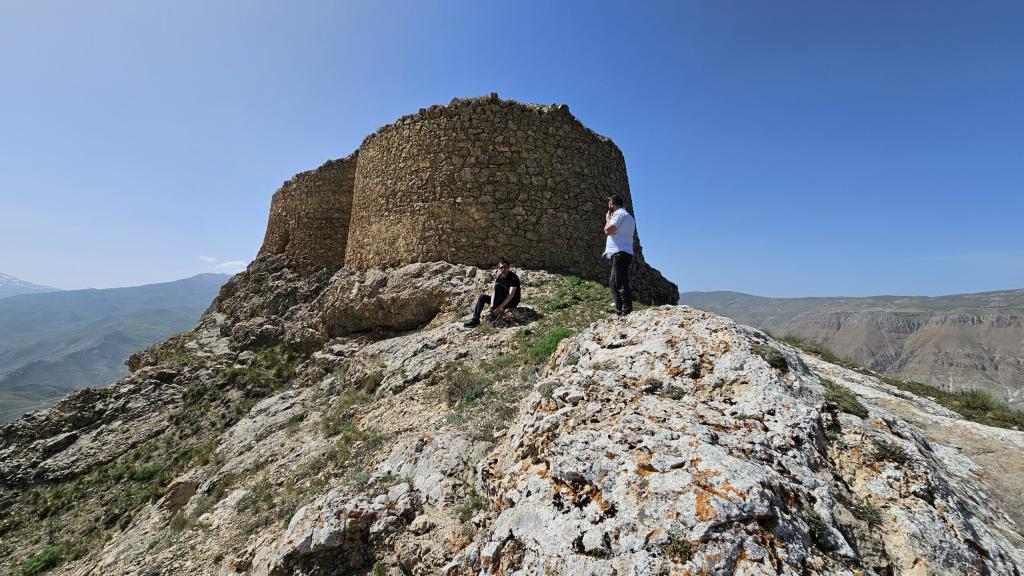10 may - Ümummilli lider Heydər Əliyevin anadan olmasının 101-ci ildönümü ilə əlaqədar Quba şəhərində "Soyqırımı Memorial Kompleksi"nin bir qrup əməkdaşı Quba rayonunun Söhüb kəndini ziyarət etmişlər. Ziyarət zamanı kompleks əməkdaşları 1700 m hündürlükdə yerləşən Söhübqala abidəsinin önündə Azərbaycan bayrağını dalğalandırmışlar.