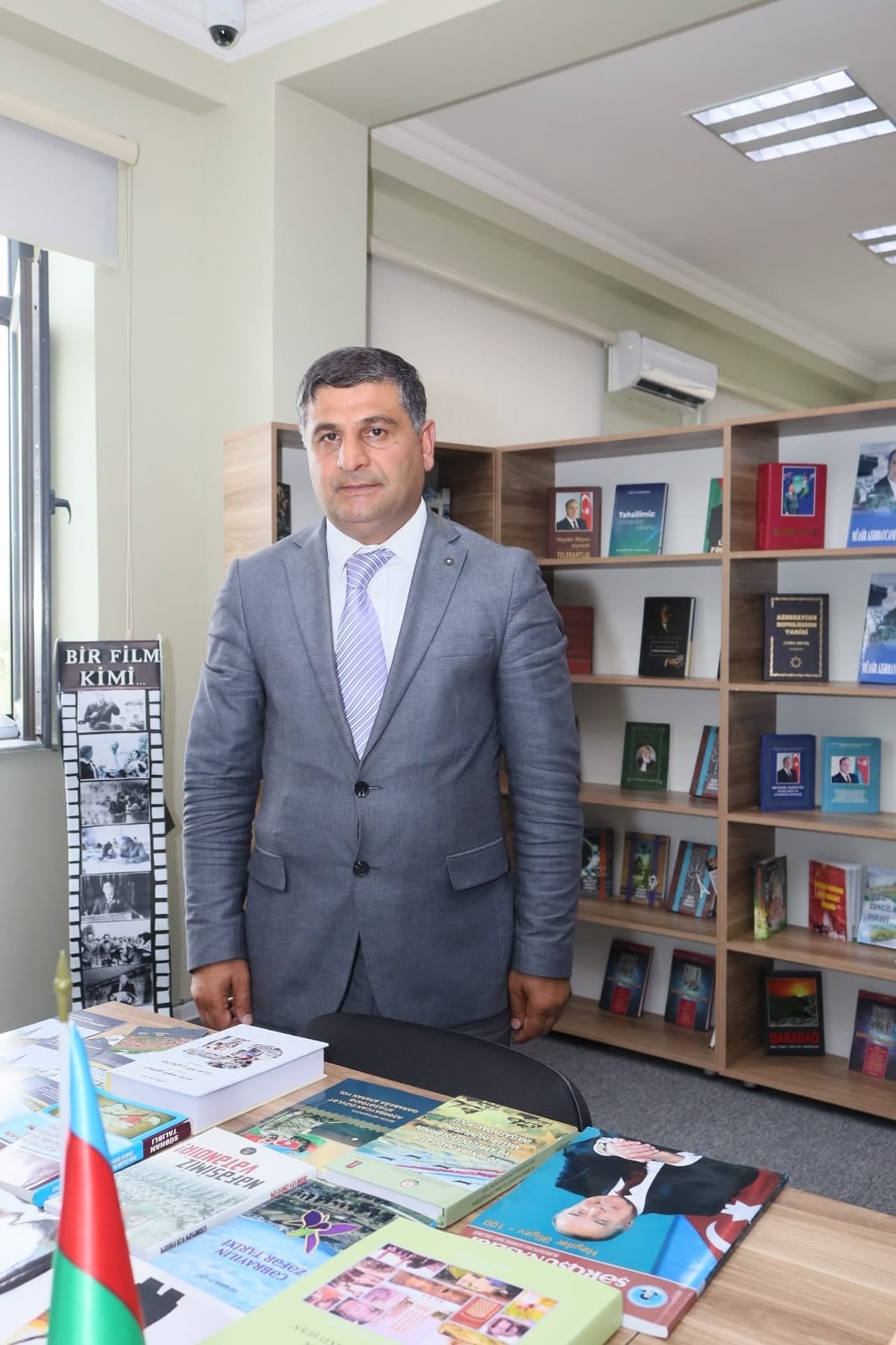 في مدينة قوبا ، أخصائي في "مجمع الإبادة الجماعية التذكاري" و دكتوراه في التاريخ و الأستاذ المساعد سبحان طالبلي زار قاراباغ. خلال الزيارة ، قدم المؤرخ كتبا وكتيبات تعكس الإبادة الجماعية للأذربيجانيين في عام 1918 إلى مدرسة آغالي القرية في منطقة زانجيلان.