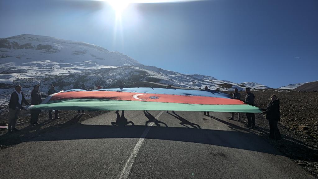 In Guba, under the initiative of the leadership of the “Genocide Memorial Complex” and in line with the decree of the President of the Republic of Azerbaijan, Ilham Aliyev, declaring 2024 as the “Year of Solidarity for a Green World,” as well as in celebration of Flag Day on November 9, 15 employees of the Complex raised the Azerbaijani flag on a peak located 1,500 meters above sea level along the Susay-Khinalig road in the Guba district.