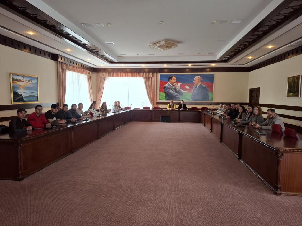 A training session titled "Development of Professional Guiding Skills in the Tourism Industry" was held with the support of the State Tourism Agency of the Republic of Azerbaijan and organized by the Guba Regional Tourism Department for representatives of the tourism industry. The training was conducted with the aim of promoting the development of tourism and training professional guides in the region.