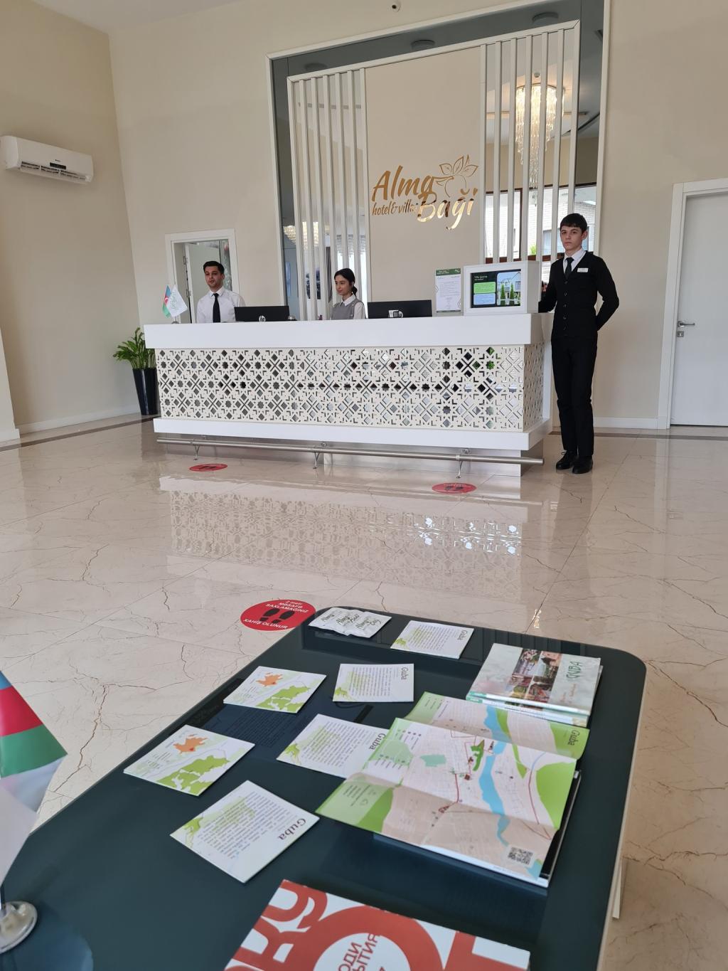 كما تم الإشارة، قام "مجمع النصب التذكاري للإبادة الجماعية" في مدينة قوبا بإعداد كتيب معلوماتي بلغتين (الأذربيجانية و الإنجليزية) حول المواقع التاريخية و المعالم التي تحمل آثار الإبادة الجماعية التي وقعت في قوبا عام 1918.    ابتداءً من اليوم، سيتم توزيع هذا الكتيب على الفنادق العاملة في المنطقة.    يهدف هذا المشروع إلى تزويد السياح المحليين و الأجانب الذين يزورون قوبا و المناطق المحيطة بها بمعلومات حول مجمع النصب التذكاري للإبادة الجماعية، و كذلك حول المواقع التاريخية التي شهدت أحداث الإبادة الجماعية عام 1918.