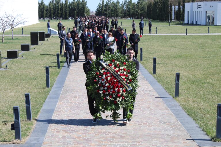 فيما يتعلق بالذكرى 107 للإبادة الجماعية للأذربيجانيين عام 1918 ، يستمر تدفق الزوار إلى مجمع النصب التذكاري للإبادة الجماعية في مدينة قوبا.