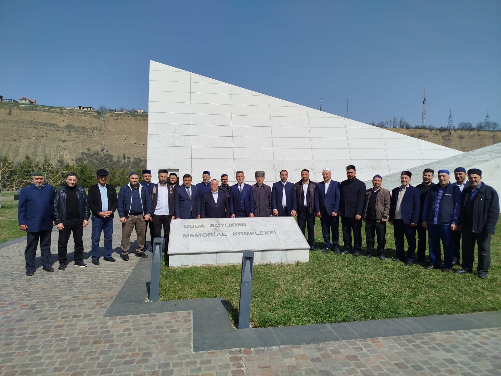 تم تنظيم زيارة رجال الدين و ممثلي الطوائف الدينية إلى "مجمع النصب التذكاري للإبادة الجماعية" في مدينة قوبا بمبادرة مشتركة من القسم الإقليمي لقوبا-خاتشماز التابع للجنة الدولة المعنية بالشؤون الدينية، و السلطة التنفيذية لمنطقة قوبا، و مجمع النصب التذكاري للإبادة الجماعية، و إدارة مسلمي القوقاز ممثلة بالقضاء الديني في منطقتي قوبا و قوسار.