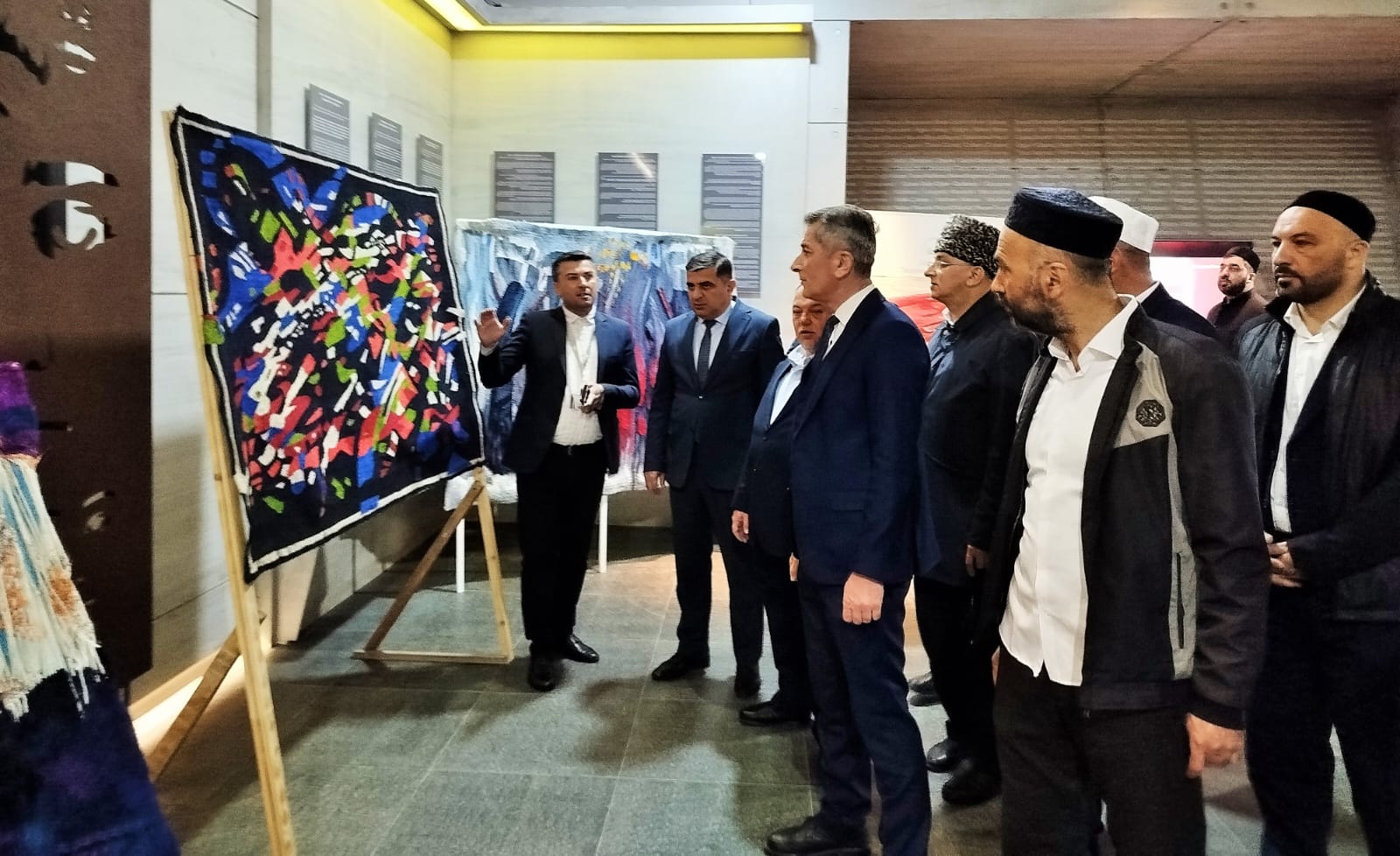 تم تنظيم زيارة رجال الدين و ممثلي الطوائف الدينية إلى "مجمع النصب التذكاري للإبادة الجماعية" في مدينة قوبا بمبادرة مشتركة من القسم الإقليمي لقوبا-خاتشماز التابع للجنة الدولة المعنية بالشؤون الدينية، و السلطة التنفيذية لمنطقة قوبا، و مجمع النصب التذكاري للإبادة الجماعية، و إدارة مسلمي القوقاز ممثلة بالقضاء الديني في منطقتي قوبا و قوسار.