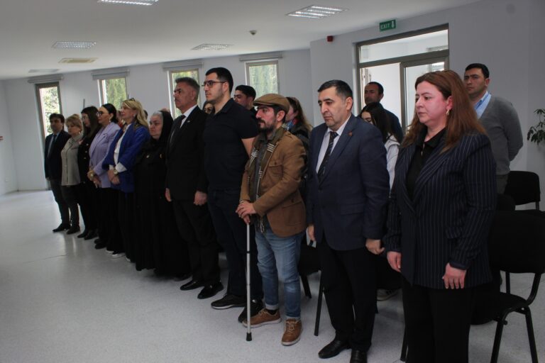 تم تنظيم فعالية في مجمع النصب التذكاري للإبادة الجماعية بمدينة قوبا، بالتعاون مع المنتدى الوطني للمنظمات غير الحكومية في أذربيجان، وذلك بمناسبة الذكرى الـ107 للإبادة الجماعية التي ارتُكبت بحق الأذربيجانيين عام 1918.