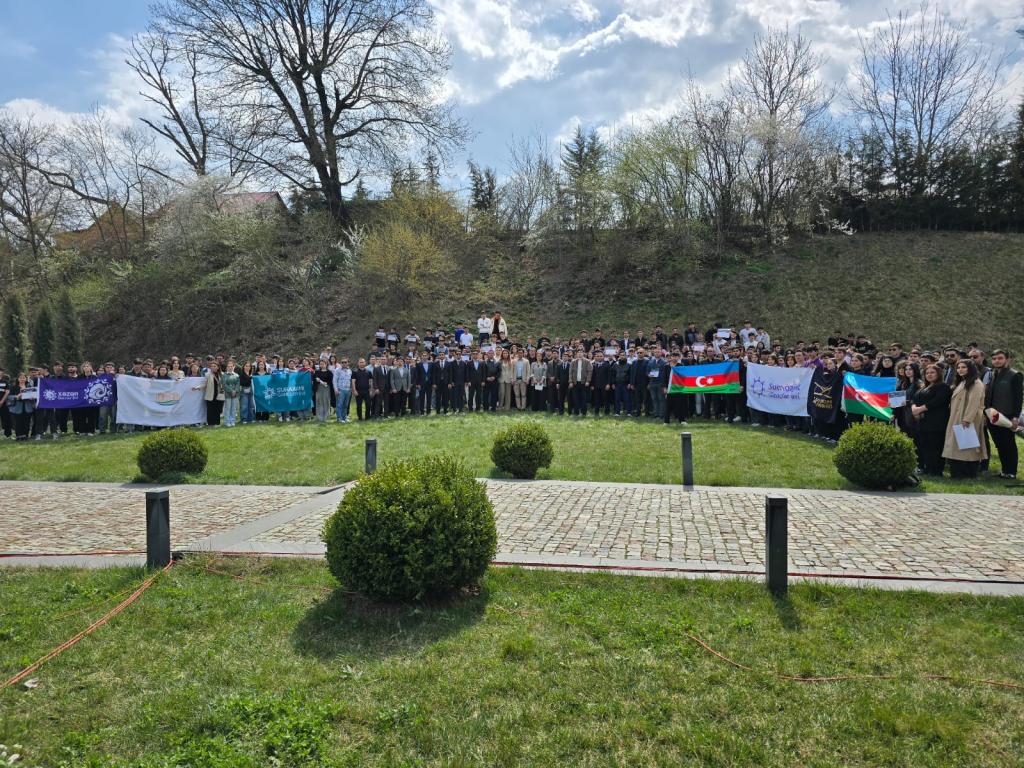 31 Mart Azərbaycanlıların Soyqırımı Günündə Respublikanın müxtəlif ali və ümumtəhsil müəssisələrinin müəllim-tələbə-şagird heyəti,  dövlət qurumlarının əməkdaşları, şəhid və qazi ailələri ziyarət edirlər.