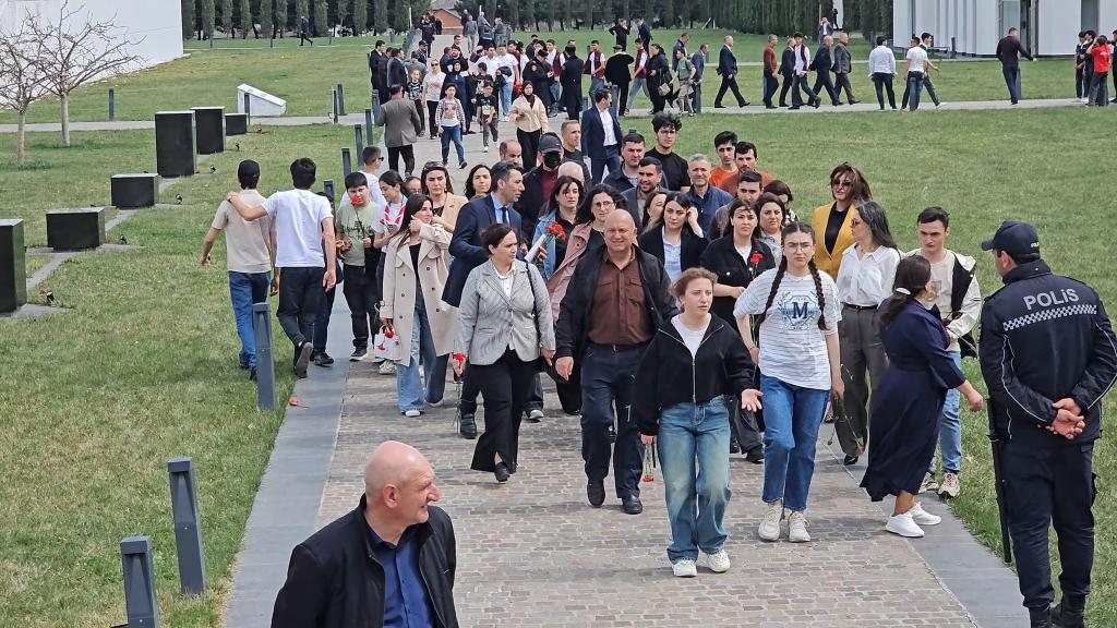 في يوم 31 مارس، يوم الإبادة الجماعية للأذربيجانيين، يستمر توافد الزوار إلى "مجمع النصب التذكاري للإبادة الجماعية" في مدينة قوبا.