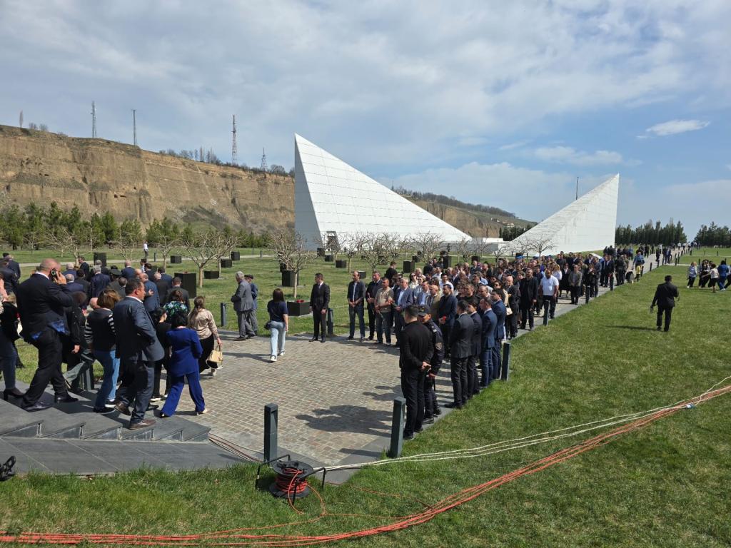 31 Mart Azərbaycanlıların Soyqırımı Günündə Respublikanın müxtəlif ali və ümumtəhsil müəssisələrinin müəllim-tələbə-şagird heyəti,  dövlət qurumlarının əməkdaşları, şəhid və qazi ailələri ziyarət edirlər.
