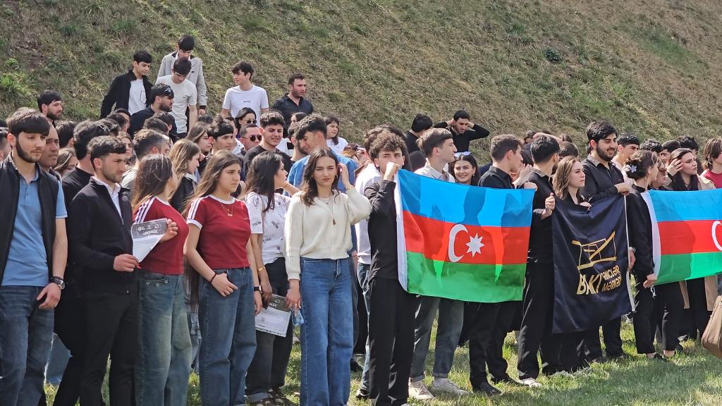 في يوم 31 مارس، يوم الإبادة الجماعية للأذربيجانيين، يستمر توافد الزوار إلى "مجمع النصب التذكاري للإبادة الجماعية" في مدينة قوبا.